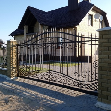Кованые откатные ворота в загородный дом 2500x1700