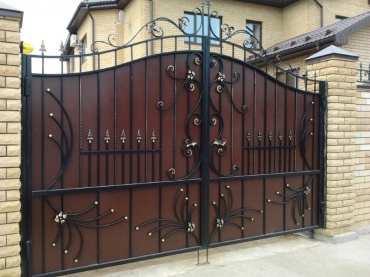 Автоматические распашные двухстворчатые ворота в коттедж