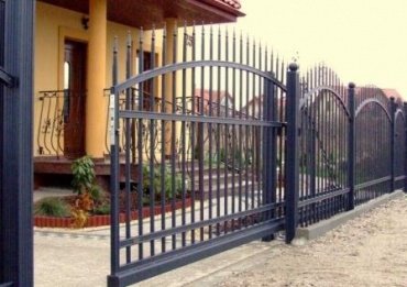 Металлические откатные ворота для приусадебного участка