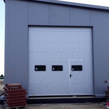 Секционные промышленные ворота с окнами 3250x4000